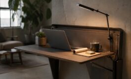 Arredo per nomadi digitali: scrivanie pieghevoli, luce circadiana e cavi a scomparsa