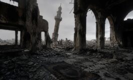 Coloni israeliani danno fuoco a due moschee in Cisgiordania mentre le forze armate arrestano 80 palestinesi