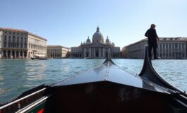 Denuncia per un turista che è salito sul tettuccio di un vaporetto nel Bacino di San Marco