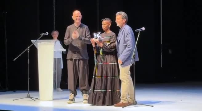 Cerimonia di premiazione alla Biennale Danza di Venezia, coreografa sudafricana sul palcoscenico durante la consegna del premio, immagine di approfondimento
