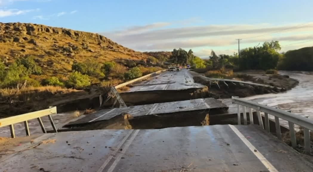 Danni da tempesta in una regione costiera: strade allagate, barche spiaggiate, infrastrutture danneggiate, immagine di approfondimento