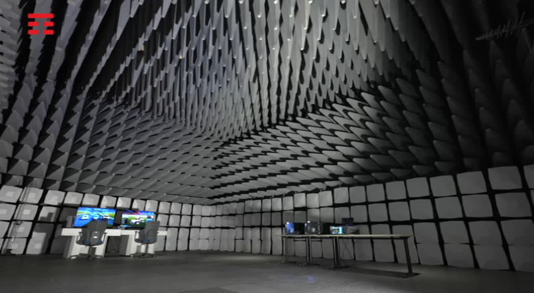 Infrastrutture di rete con simboli di connessione e tecnologia 5G in background, immagine di approfondimento