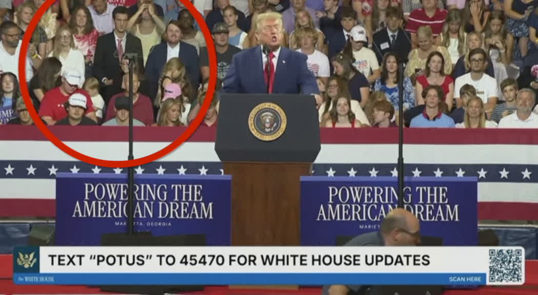 Uomo alle spalle di Trump durante discorso al comizio, gesto di imitazione, palco Georgia, immagine di approfondimento