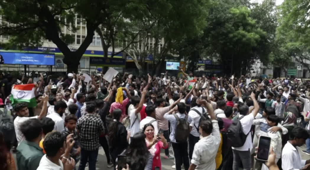 Studenti indiani manifestano per le strade, cartelli di protesta in mano, celebrano la notizia della dimissione del ministro, immagine di approfondimento