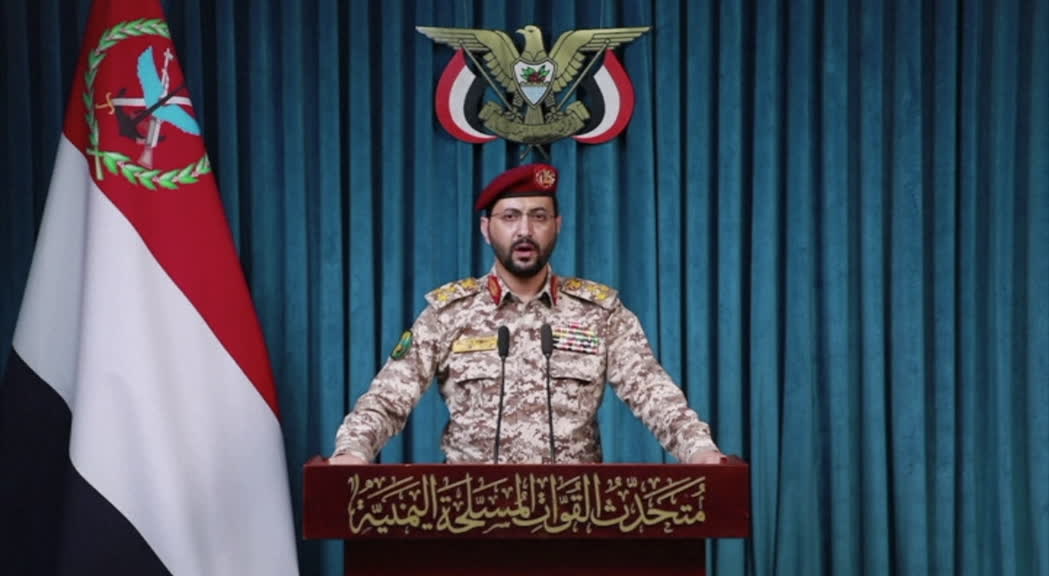 Portavoce militare yemenita in comunicato stampa, sfondo mappa Mar Rosso e zone costiere, immagine di approfondimento