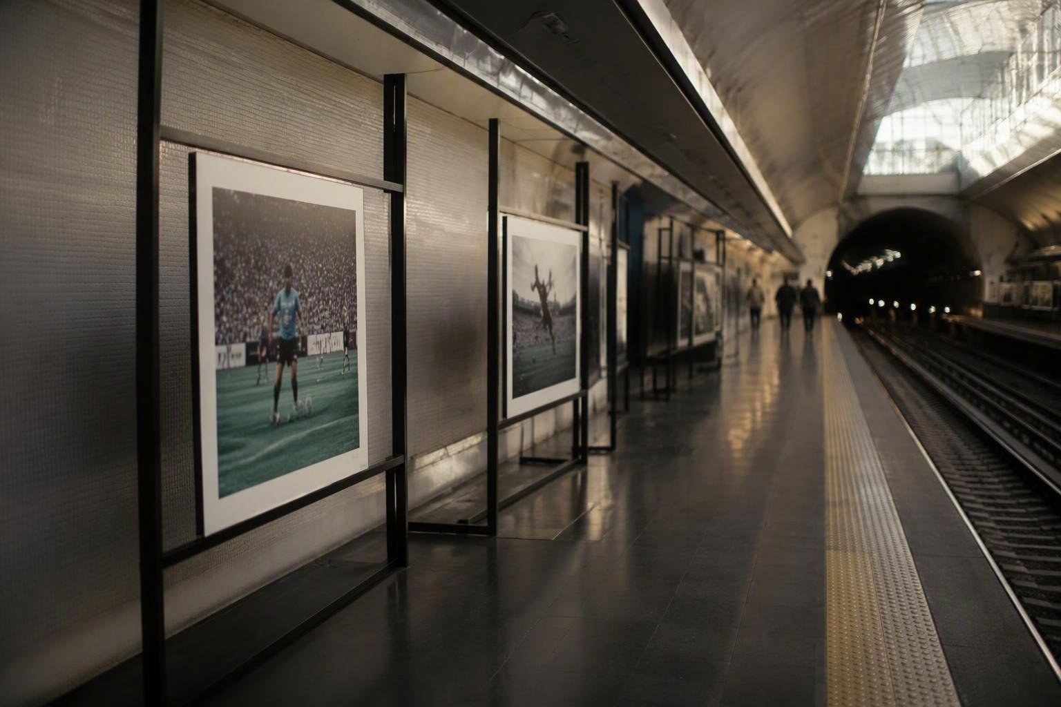 https://static.adhubmedia.com/notizie_it/wp-content/uploads/2026/07/ferdinando-mezzelani-la-mostra-fotografica-che-celebra-lo-sport-italiano-nelle-stazioni-della-metro-az-1785483987.jpg