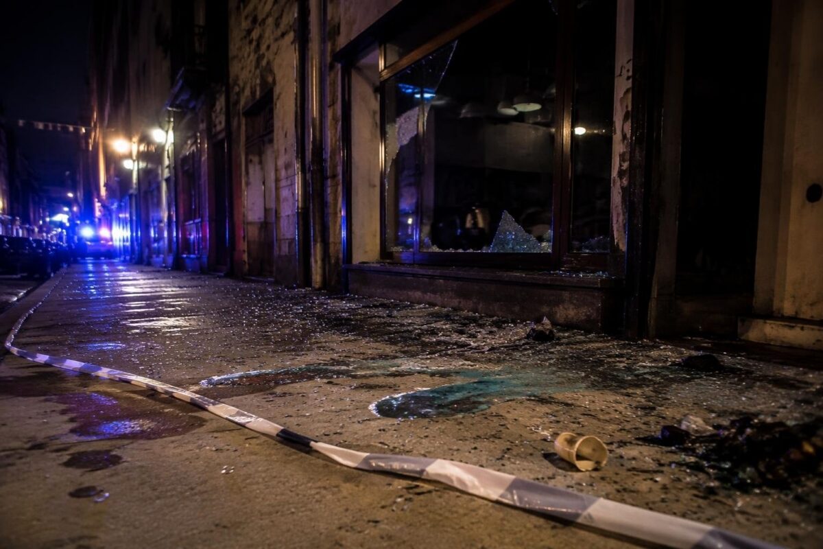 Giorgia Meloni condanna la violenza a Bologna: 64 agenti feriti e città devastata
