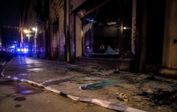 Giorgia Meloni condanna la violenza a Bologna: 64 agenti feriti e città devastata