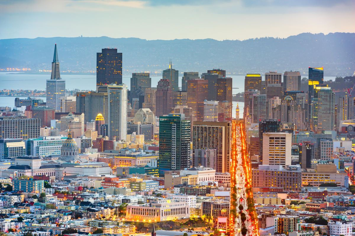 https://static.adhubmedia.com/notizie_it/wp-content/uploads/2026/07/grattacielo-a-rischio-crollo-a-manhattan-aria-transennata-evacuati-nove-palazzi-fa3c3222.jpg