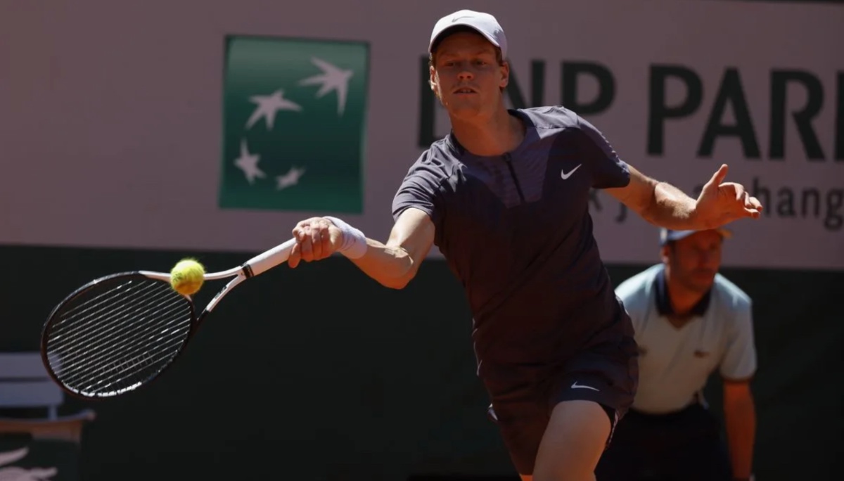 https://static.adhubmedia.com/notizie_it/wp-content/uploads/2026/07/jannik-sinner-seccato-in-conferenza-a-wimbledon-la-risposta-al-giornalista-68ff3f02.jpg