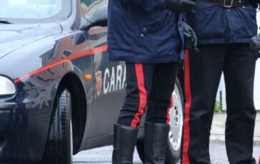 Urina sull'auto dei carabinieri e viene assolto