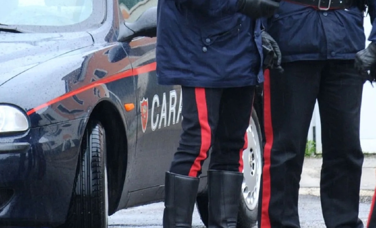 Urina sull'auto dei carabinieri e filma tutto: assolto
