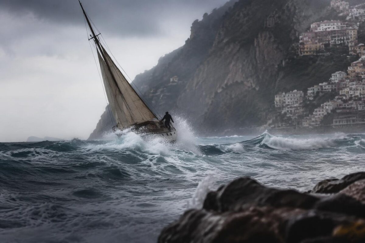 Positano, mare in tempesta: l'imbarcazione della Grassi Junior in difficoltà durante l'attracco