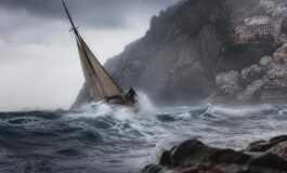 Positano, mare in tempesta: l'imbarcazione della Grassi Junior in difficoltà durante l'attracco
