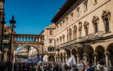 Proteste a Palma: residenti di Mallorca chiedono limiti al turismo