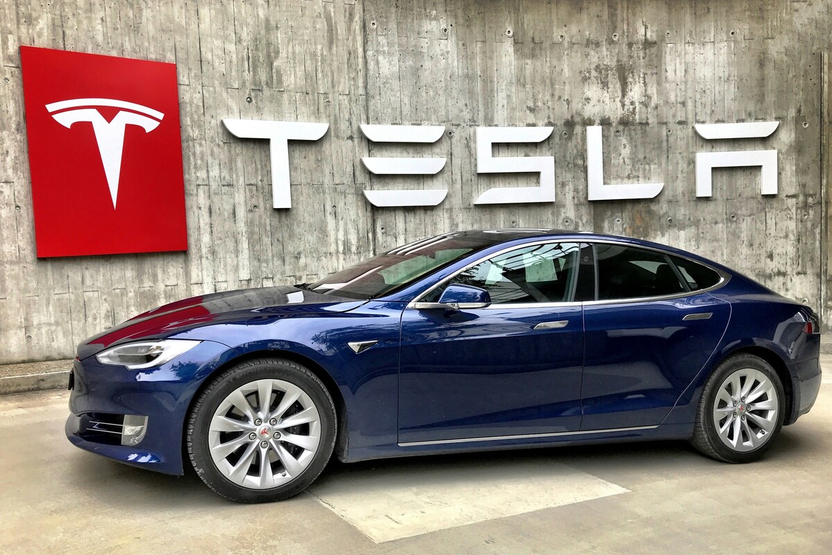 https://static.adhubmedia.com/notizie_it/wp-content/uploads/2026/07/tesla-a-100-allora-in-autostrada-con-la-guida-autonoma-44103a69.jpg