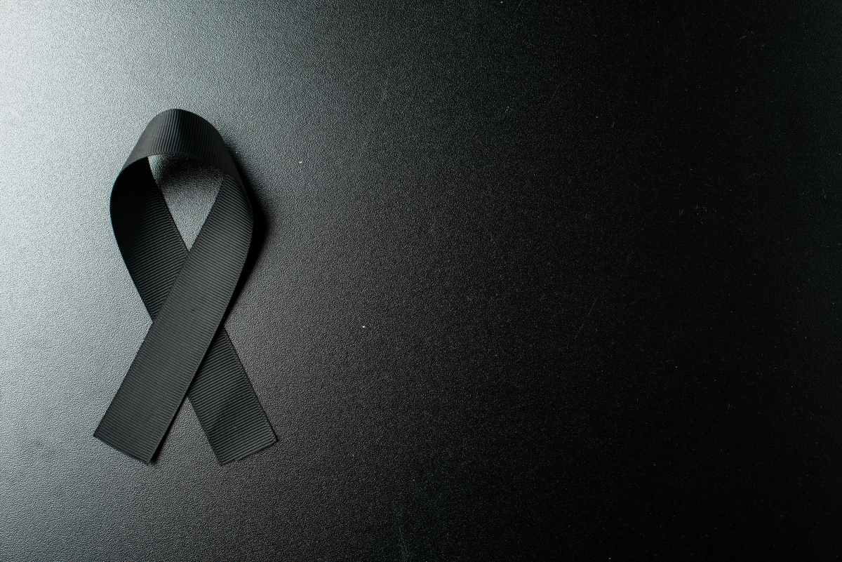 https://static.adhubmedia.com/notizie_it/wp-content/uploads/2026/07/top-view-black-bow-as-mourning-symbol-dark-wall-1.jpg
