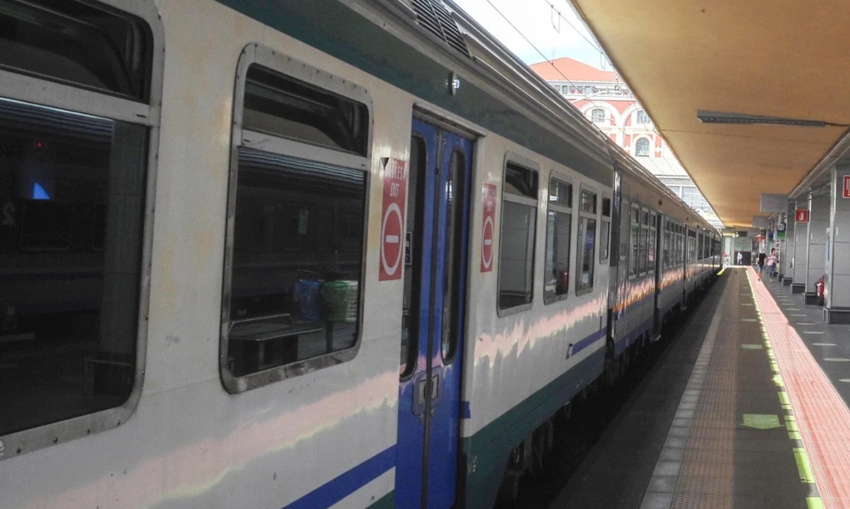 https://static.adhubmedia.com/notizie_it/wp-content/uploads/2026/07/uomo-trovato-morto-sui-binari-treni-in-tilt-accertamenti-in-corso-38f2fb62.jpg