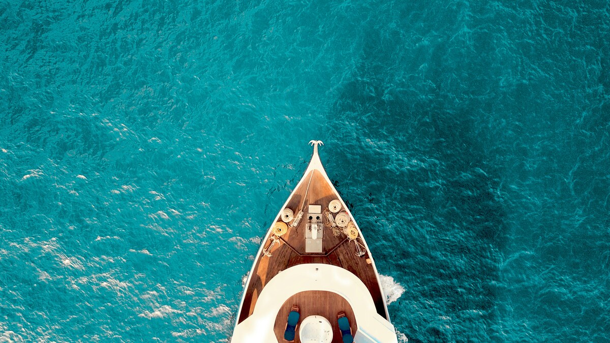 https://static.adhubmedia.com/notizie_it/wp-content/uploads/2026/07/yacht-in-fiamme-in-italia-persone-in-mare-c9e46632.jpg