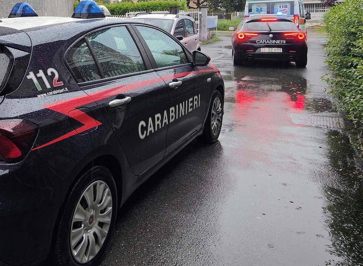 Aggredisce a colpi di martello la moglie e la figlia, arrestato 55enne a Monza: salvate dai vicini di casa