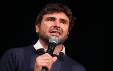 Alessandro Di Battista laereo e pronto per lex deputato ma non e una procedura straordinaria da Wuhan alla Thailandia tutti i precedenti 364x230