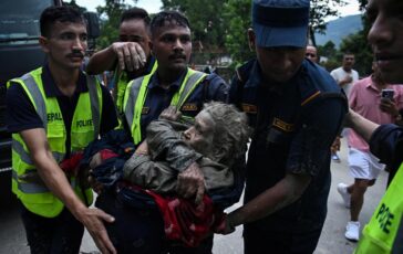 Alluvione in Nepal almeno 165 morti e oltre 1.300 dispersi. USGS Collassato un ghiacciaio 364x230