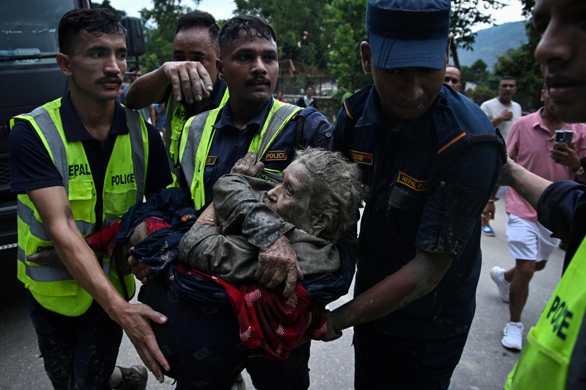Alluvione in Nepal, almeno 165 morti e oltre 1.300 dispersi. USGS: "Collassato un ghiacciaio"