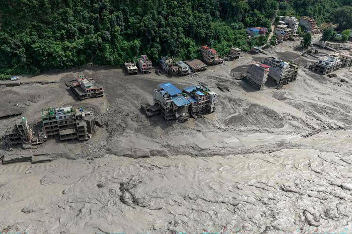 Alluvione in Nepal, l'italiano tratto in salvo: "In pullman a 20 metri dal disastro, un'onda gigantesca di fango e detriti, poi il boato"