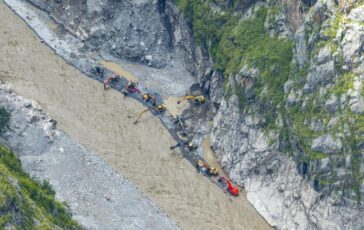 Alluvione in Nepal oltre 900 morti. 933 lavoratori intrappolati in tunnel di sistemi idroelettrici 364x230