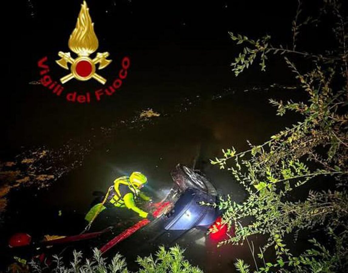Auto finisce nel Po dopo un inseguimento a Torino: un ferito, ricerche per tre persone
