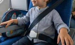 Bambino non vuole di allacciarsi la cintura prima del decollo volo cancellato 265x160
