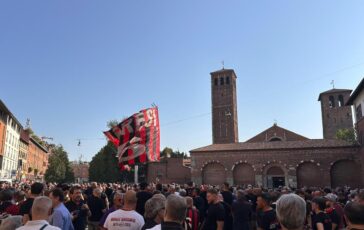 Baresi oggi i funerali migliaia di tifosi a SantAmbrogio per lultimo saluto 364x230
