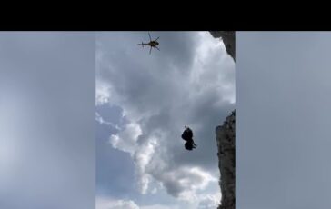 Cade con il parapendio su una parete rocciosa il soccorso e incredibile 364x230