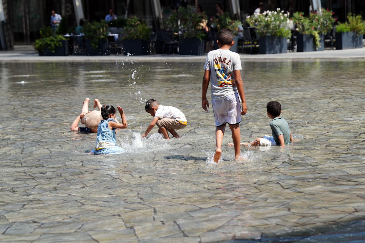Caldo record e rischi per la salute, Pregliasco: "Afa senza tregua, lo stress termico non si recupera"