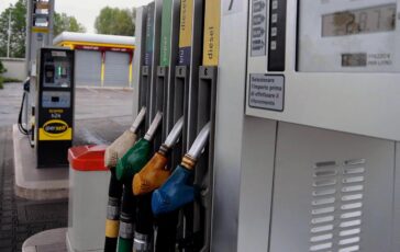 Carburanti fonti governative sconto sulle accise prorogato fino al 5 settembre. Una misura da circa 130 milioni di euro 364x230