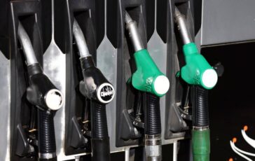 Caro carburanti non si ferma la corsa dei prezzi la benzina sfonda 2 euro sulla rete stradale 364x230