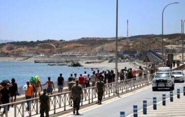 Ceuta ancora 2500 migranti in citta. Marocco Avevamo avvertito Spagna. Madrid Falso 364x230