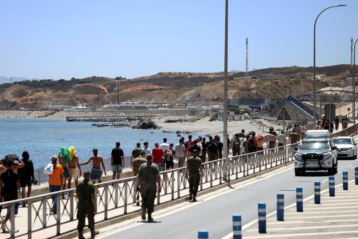 Ceuta, ancora 2500 migranti in città. Marocco: "Avevamo avvertito Spagna". Madrid: "Falso"