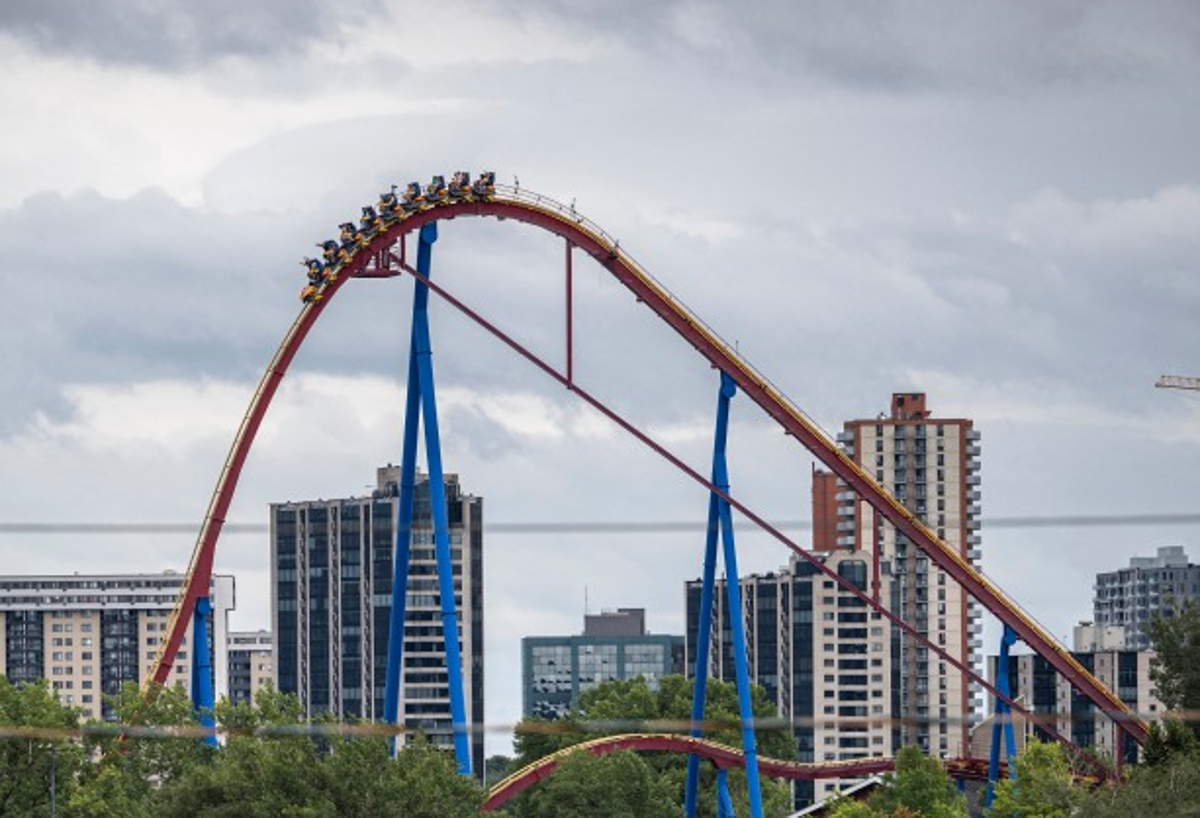 Chiudono le montagne russe del parco Six Flags in California: "Connesse a lesioni cerebrali, coma e decessi"