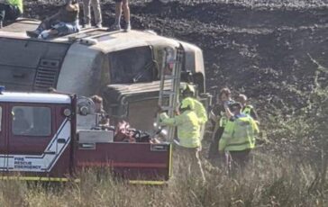 Deraglia treno nellEast Sussex passeggeri intrappolati soccorsi al lavoro 364x230