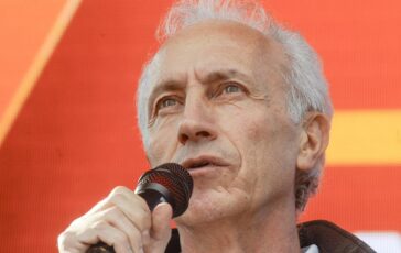 Di Battista ricoverato a Cuba messaggio di Travaglio Forza ragazzo 364x230