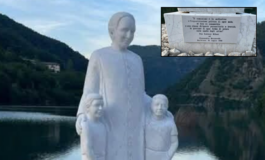 Don Milani inaugurata la statua con frase anti comunista scoppia la polemica 265x160