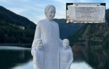 Don Milani inaugurata la statua con frase anti comunista scoppia la polemica 364x230