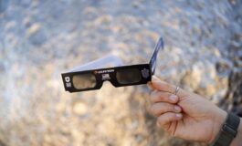 Eclissi attenzione agli occhi Guardare il sole senza protezione puo danneggiare le retina per sempre 265x160