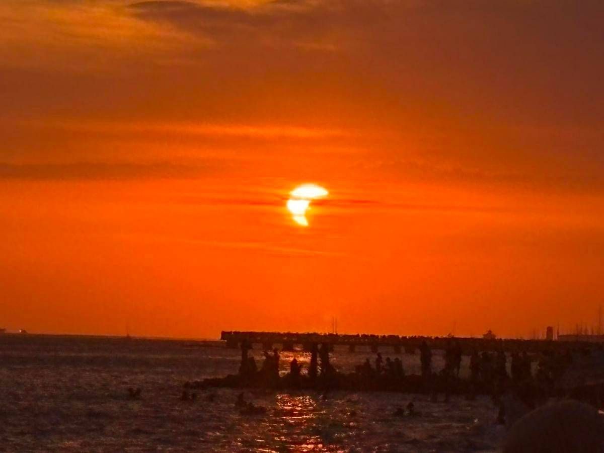 Eclissi parziale di sole, lo spettacolo al tramonto nei cieli d'Italia