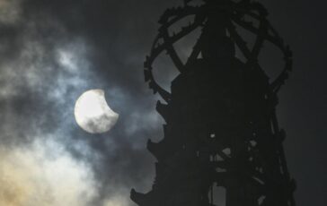 Eclissi solare attenzione agli occhi Per guardarla gli occhiali da sole non bastano 364x230