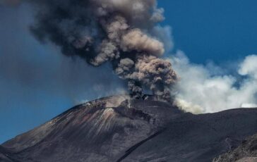 Eruzione Etna sospesi fino alle 17 i voli in arrivo allaeroporto di Catania 364x230