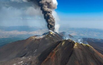 Eruzione Etna voli in arrivo sospesi fino alle 12 allaeroporto di Catania 364x230
