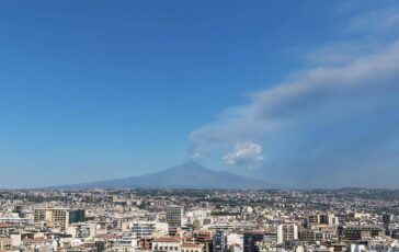 Etna cenere sullaeroporto di Catania e nuove limitazioni 12 arrivi ogni ora fino alle 18 364x230