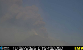 Etna in eruzione oggi ancora disagi allaeroporto di Catania voli in arrivo sospesi fino alle 19 265x160